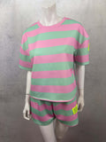 Zweiteiliges set mit mint und pinken streifen