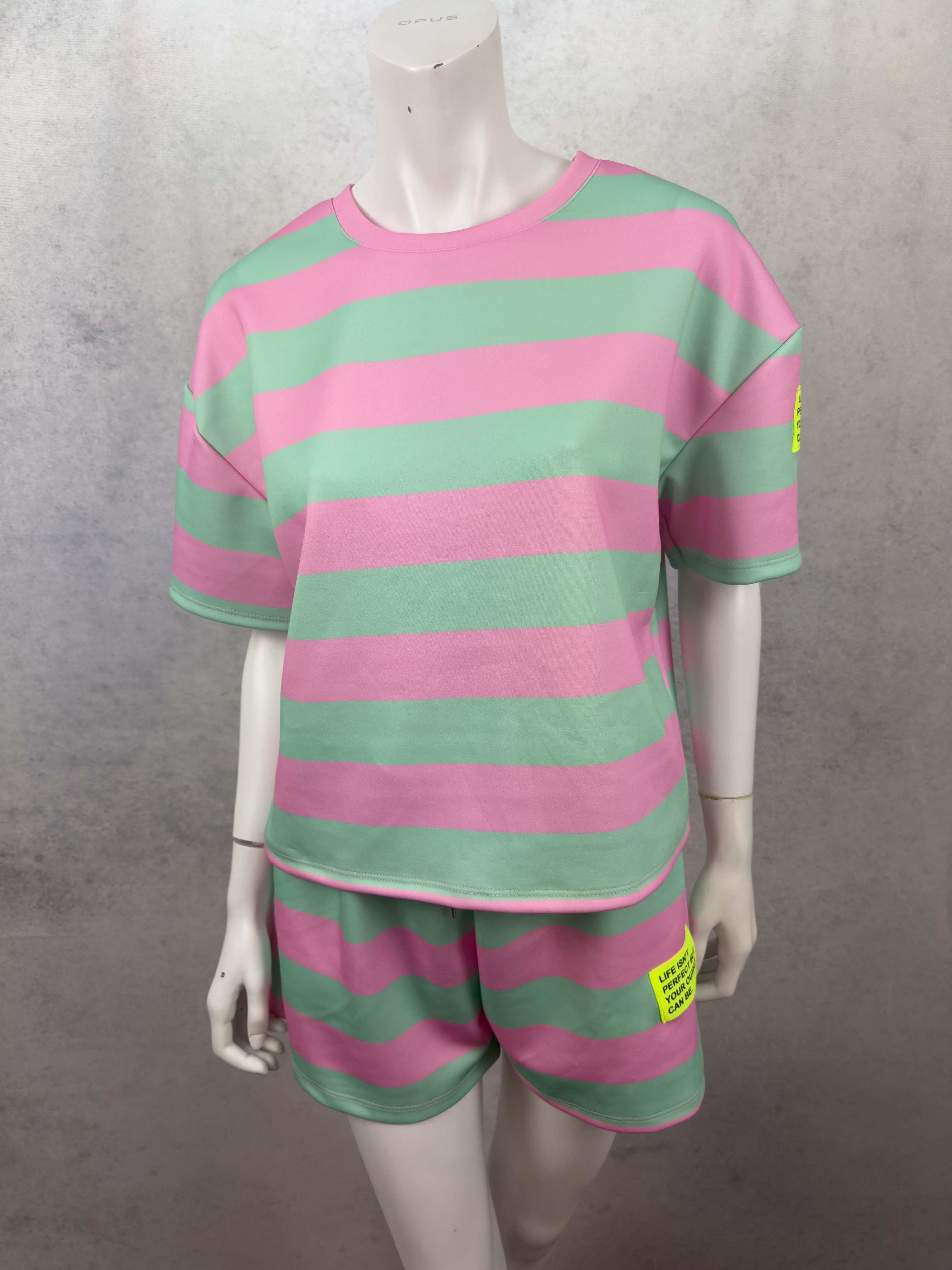 Zweiteiliges set mit mint und pinken streifen