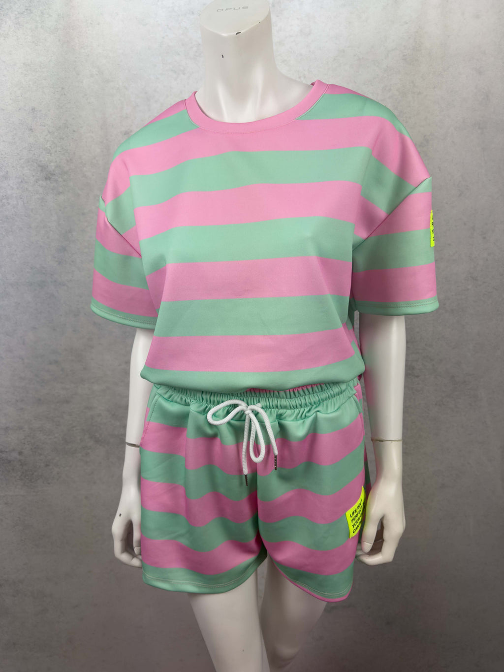 Zweiteiliges set mit mint und pinken streifen
