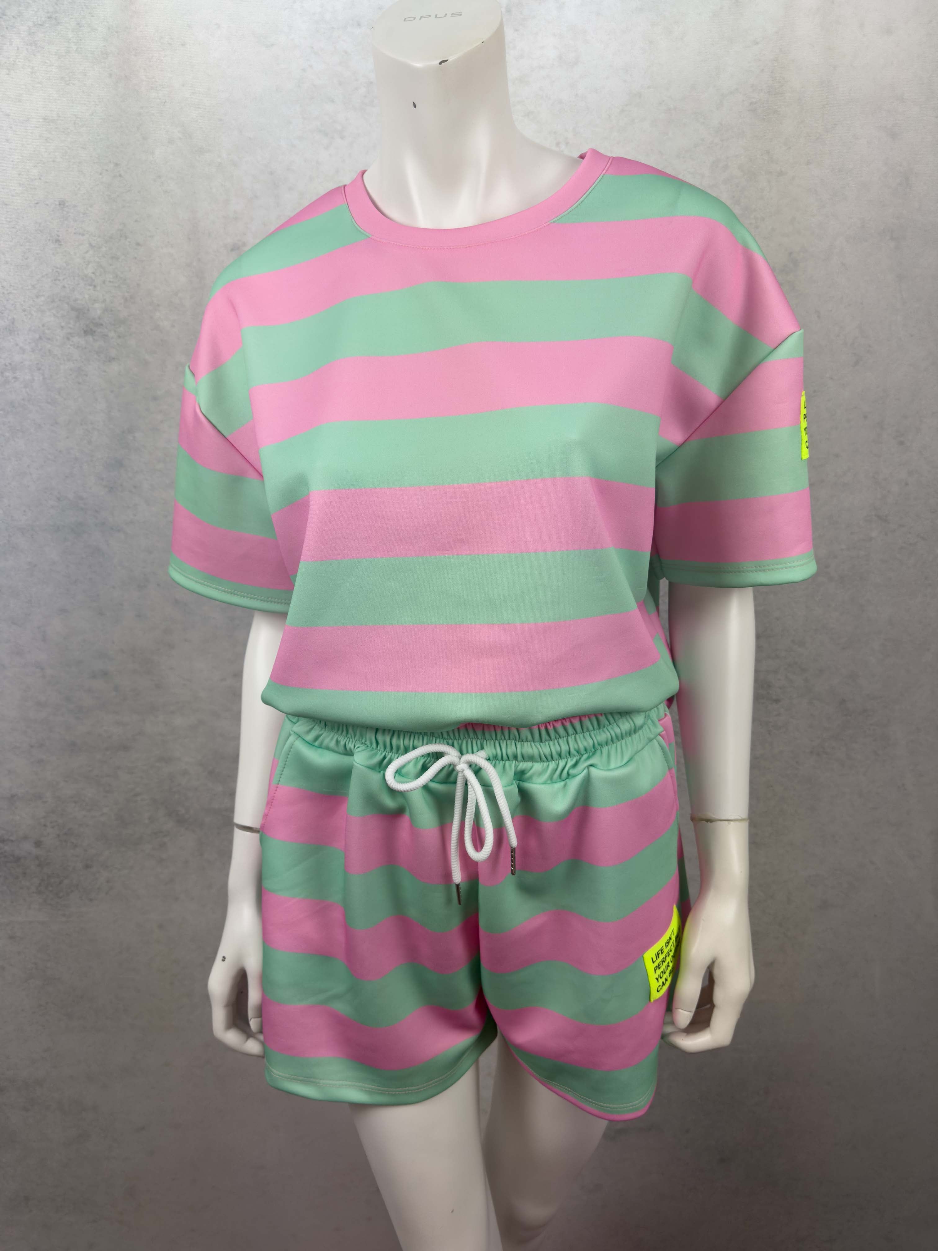 Zweiteiliges set mit mint und pinken streifen