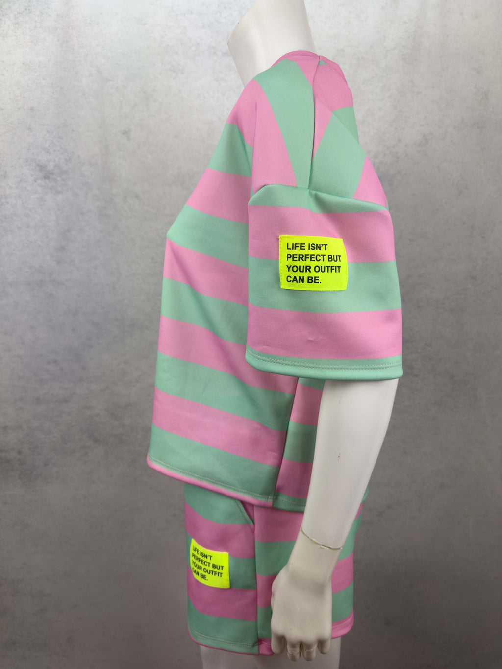  Zweiteiliges set mit mint und pinken streifen