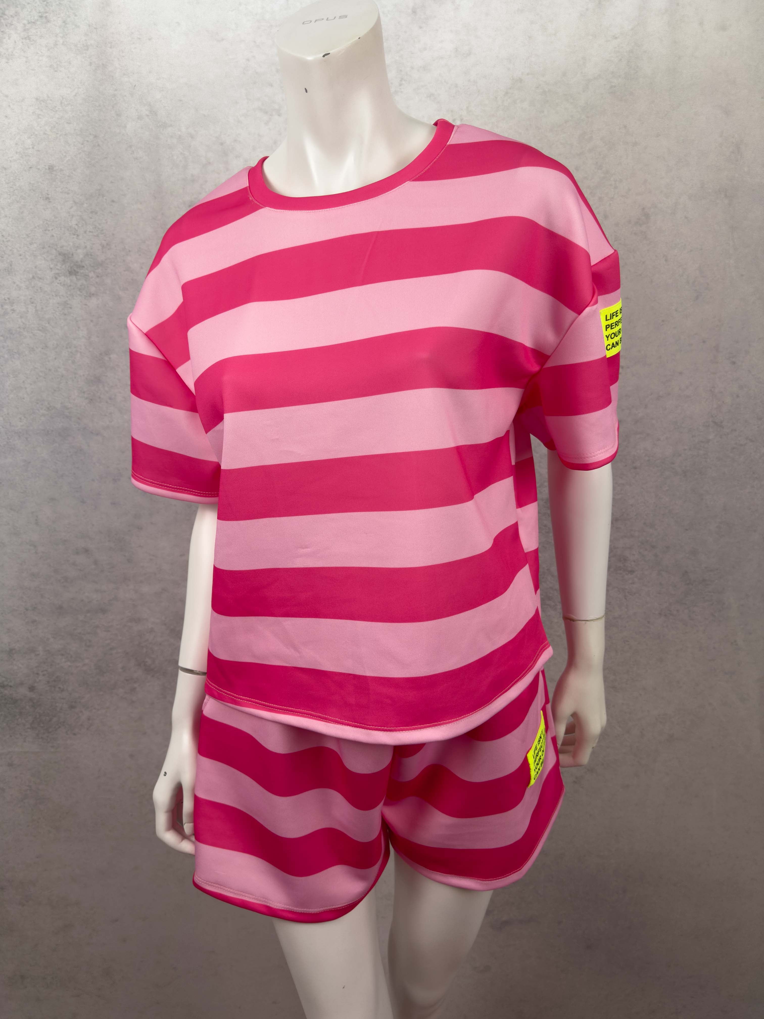 Zweiteiliges Set mit pinken streifen und shorts