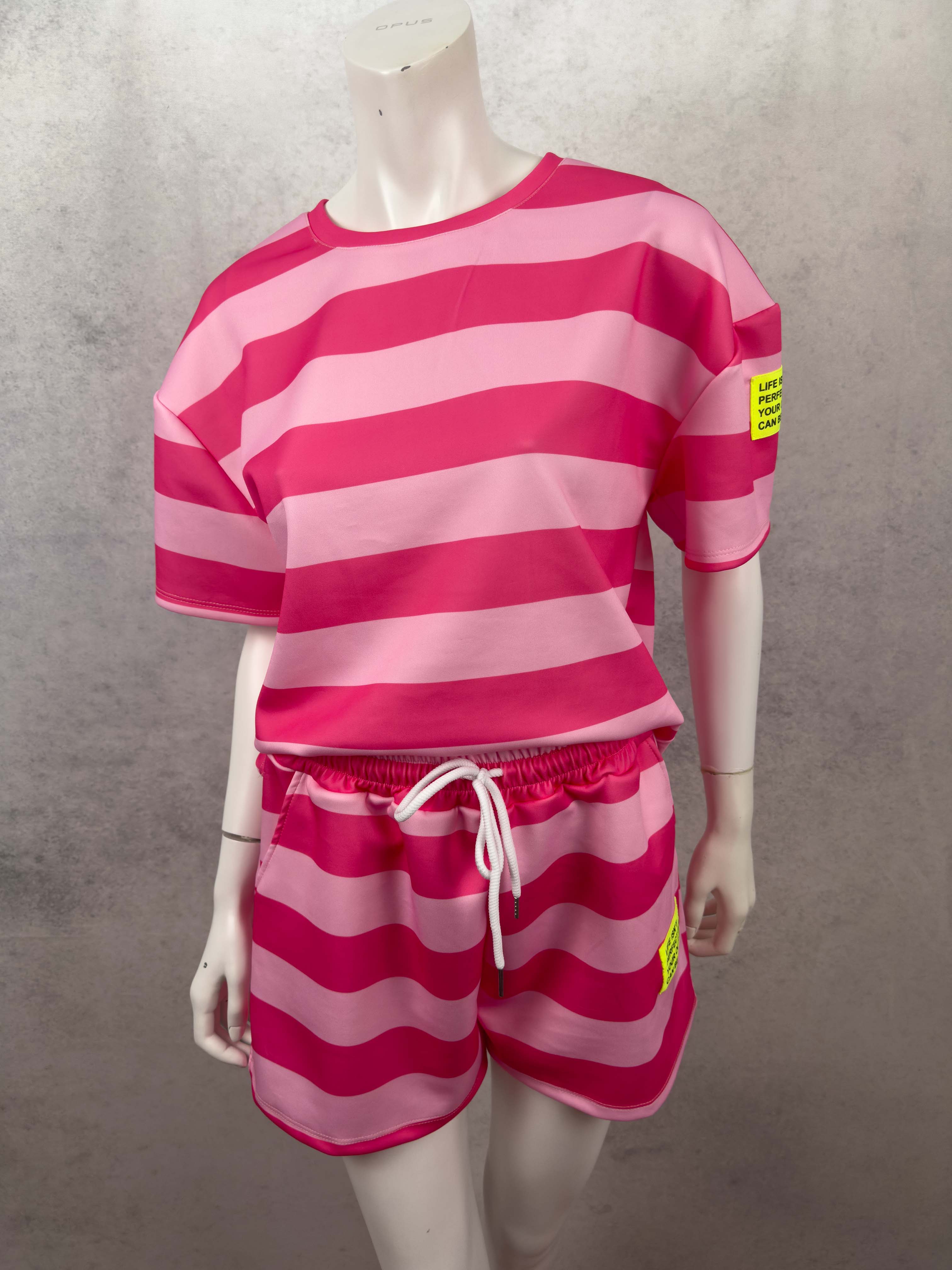 Zweiteiliges Set mit pinken streifen und shorts