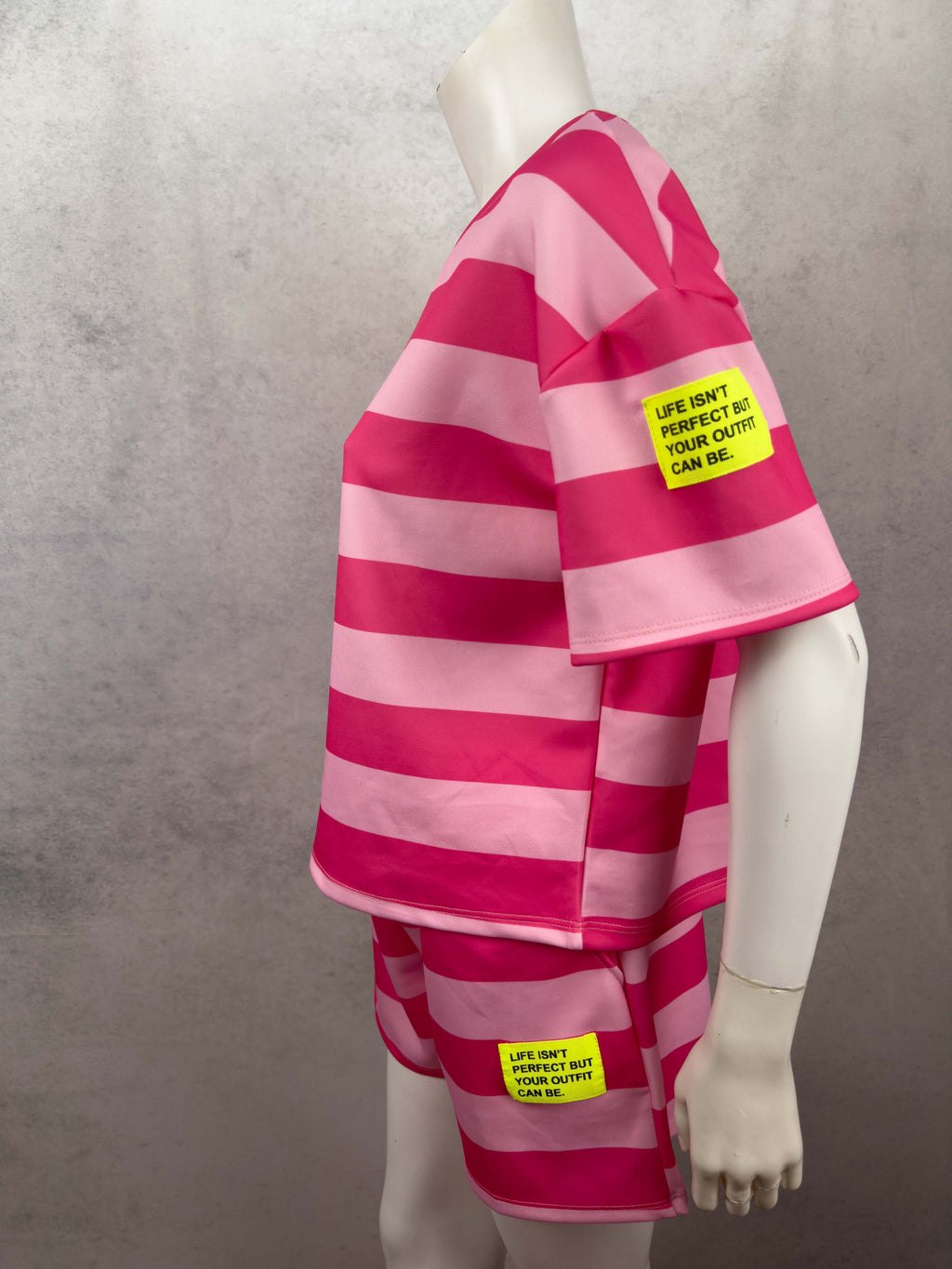 Zweiteiliges Set mit pinken streifen und shorts