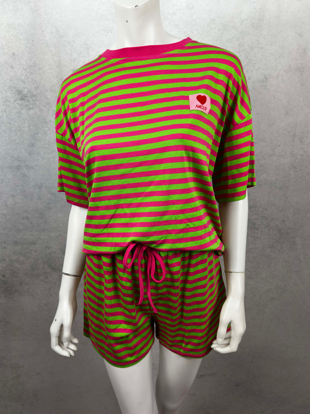 Zweiteiliges Lounge Set mit pink gruener Streifenoptik und Shorts