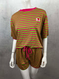Zweiteiliges Lounge Set mit pink gruener Streifenoptik und Shorts