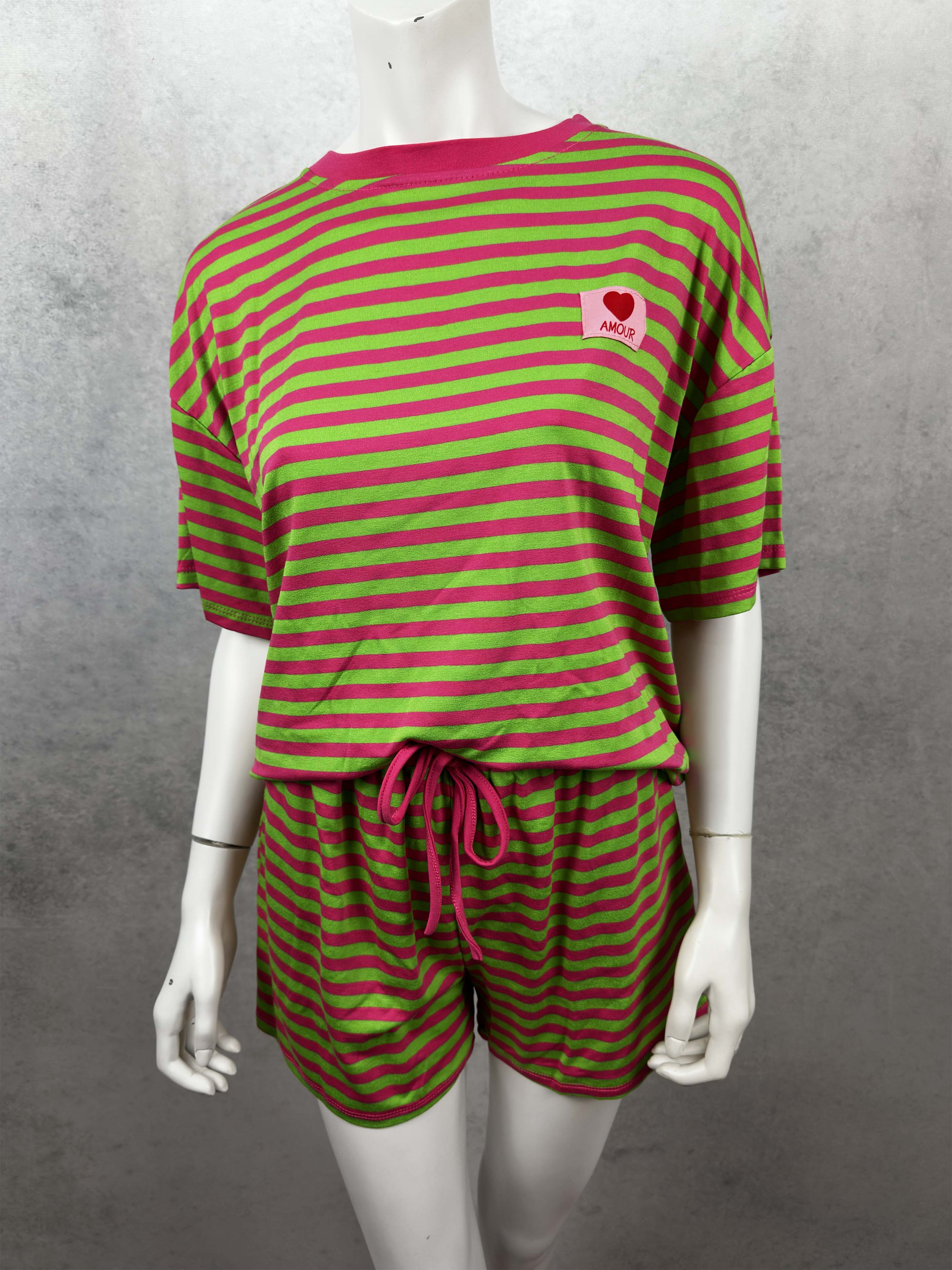 Zweiteiliges Lounge Set mit pink gruener Streifenoptik und Shorts