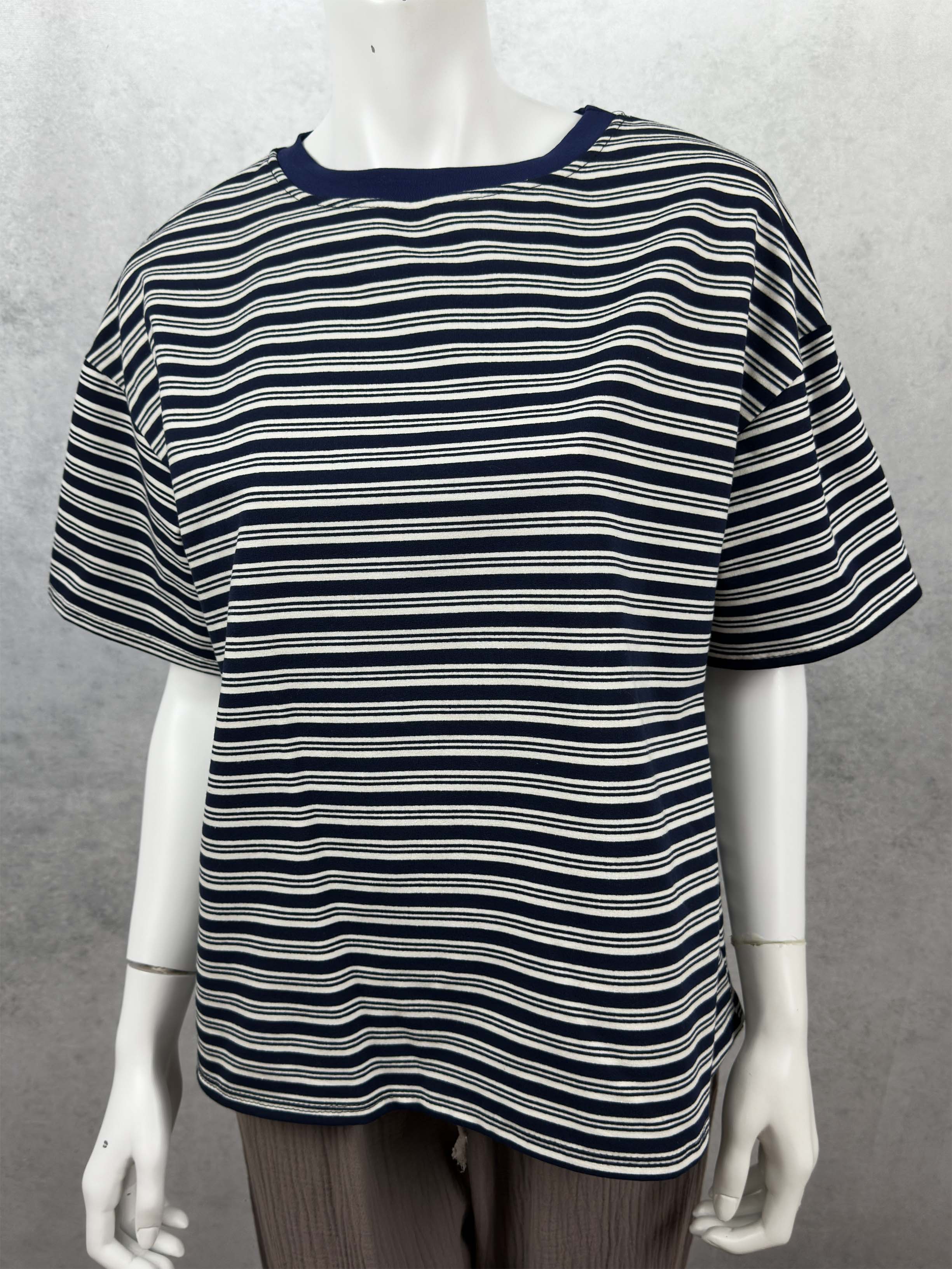 Oversize Shirt mit navyblauen und cremefarbenen Streifen