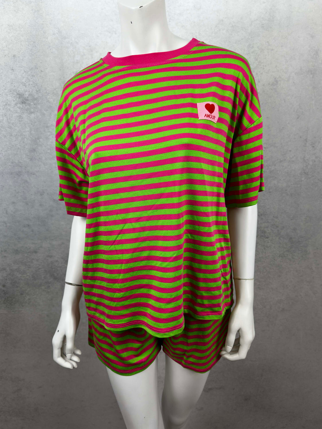 Oversize Shirt mit pink gruener Streifenoptik und Herz Patch