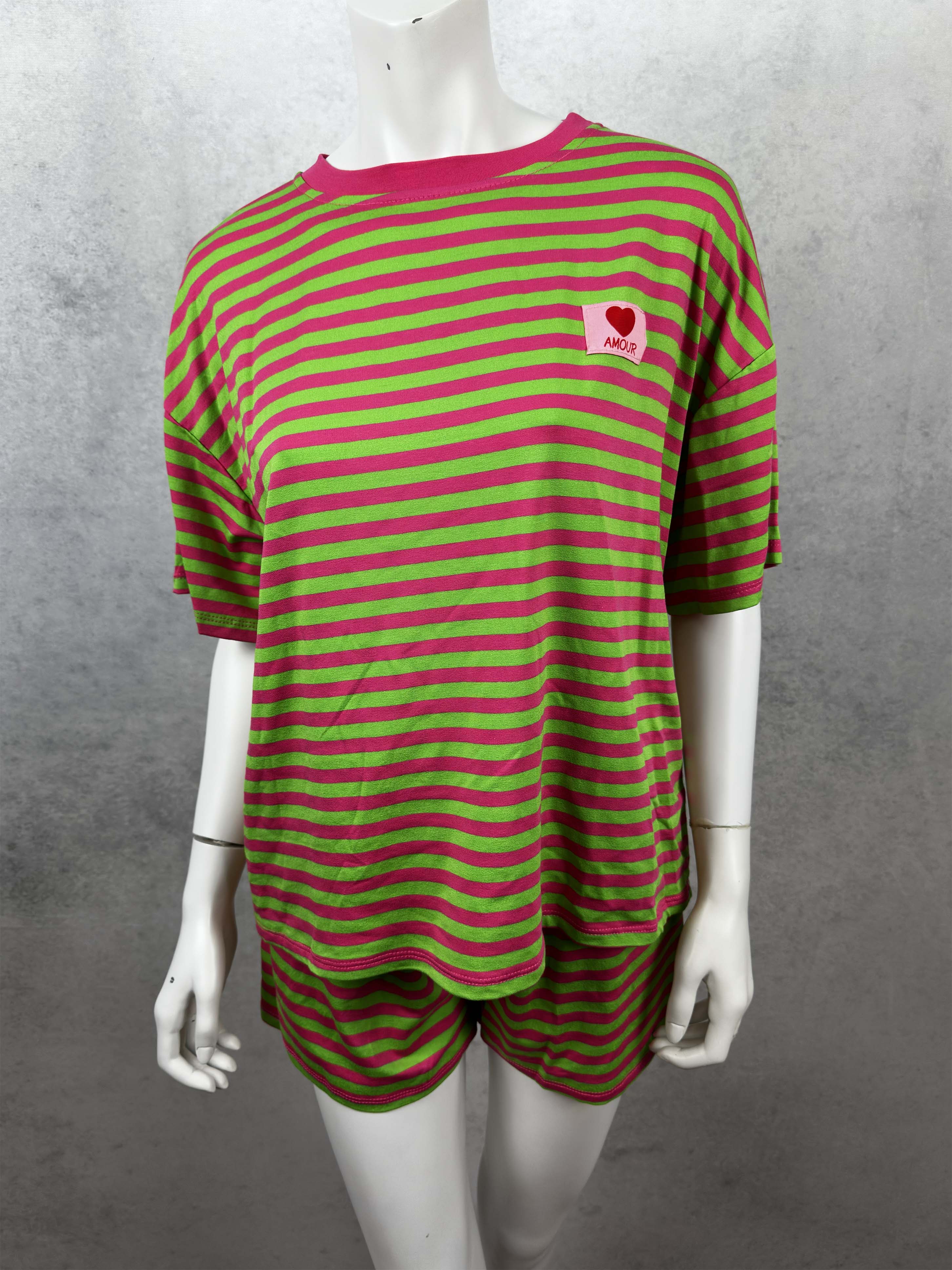 Oversize Shirt mit pink gruener Streifenoptik und Herz Patch