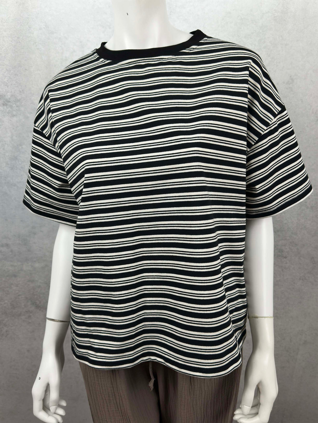 Oversize Shirt mit schwarzen und cremefarbenen Streifen