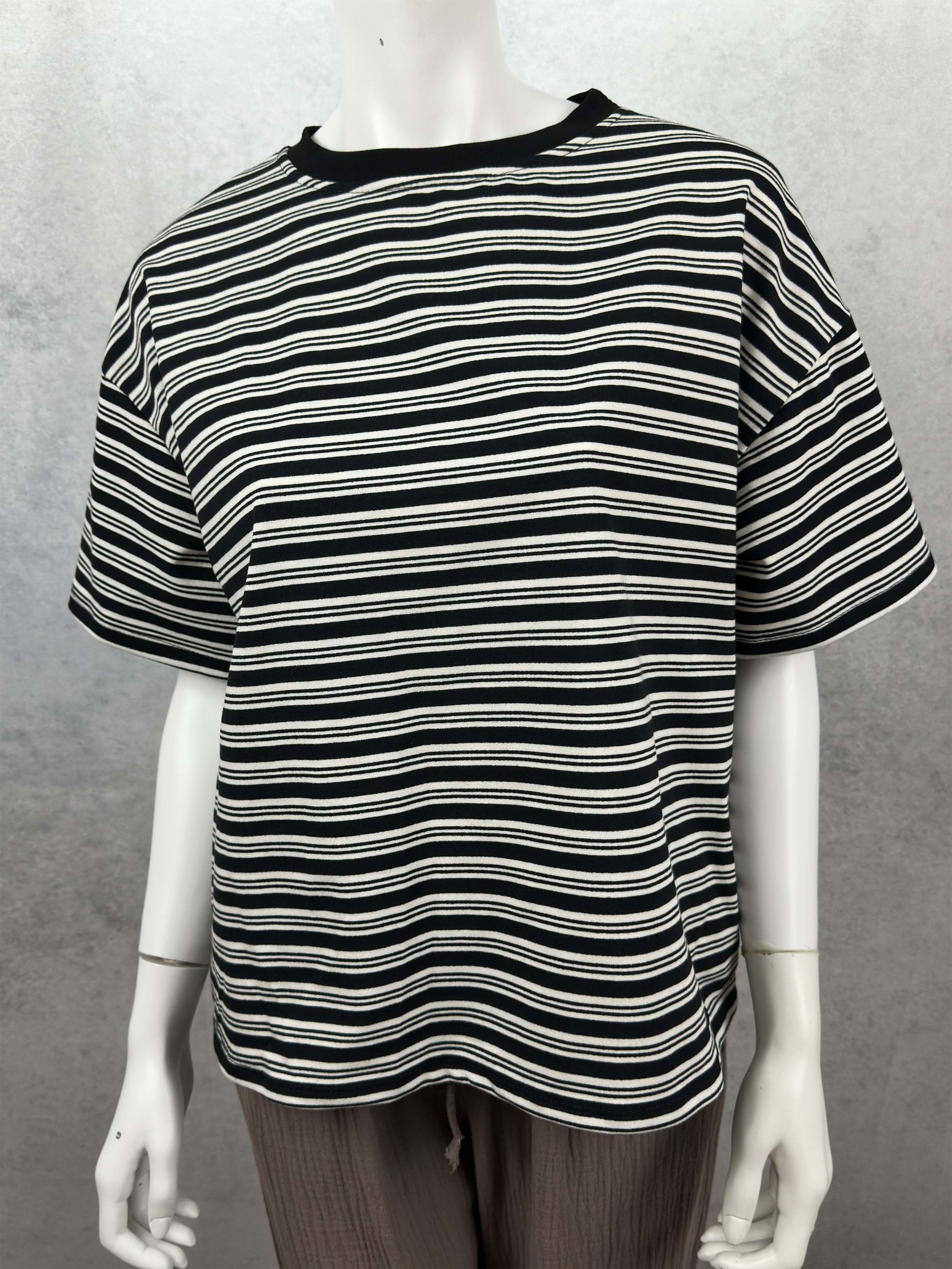 Oversize Shirt mit schwarzen und cremefarbenen Streifen