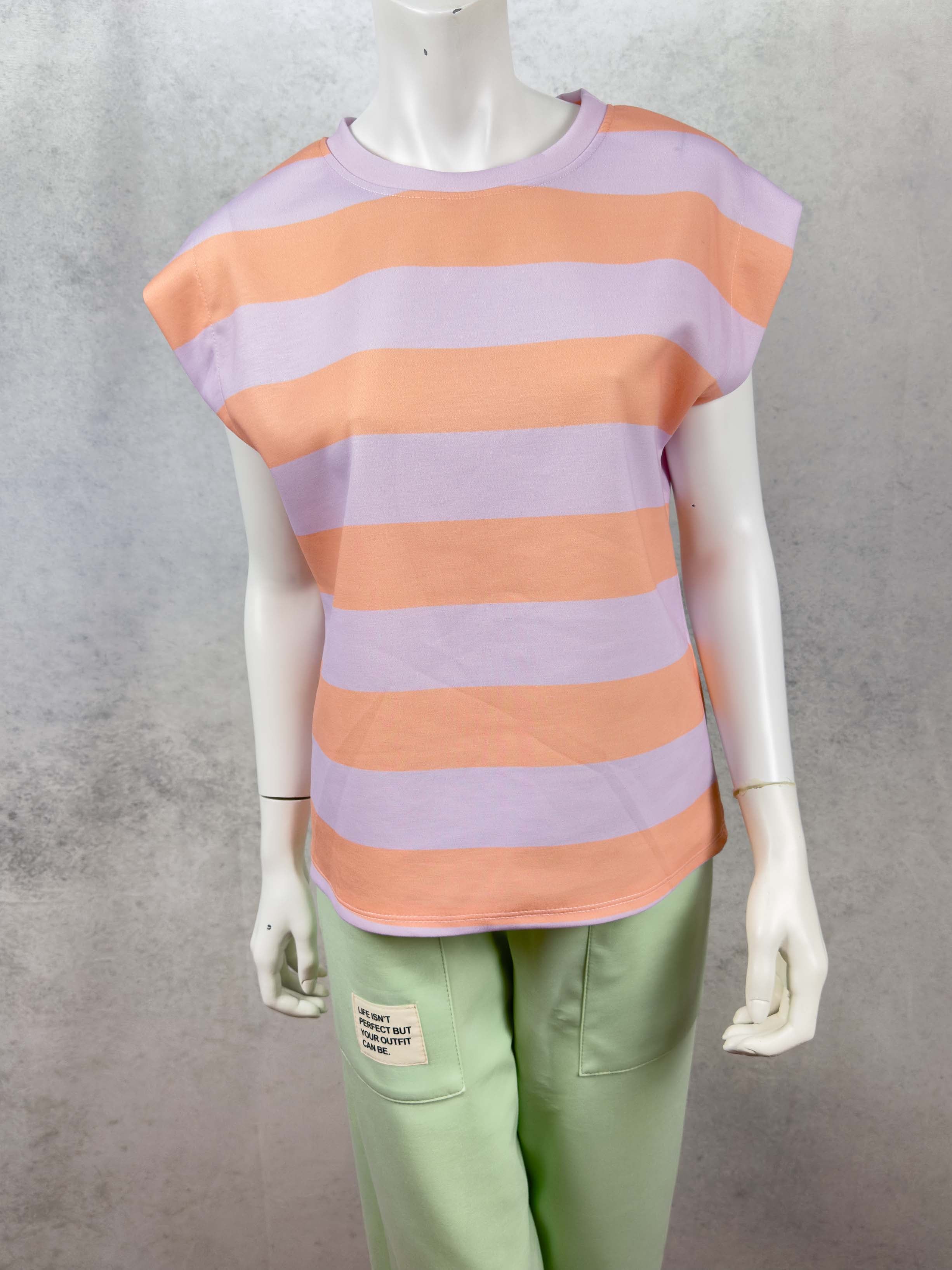 Kurzarmshirt mit breiten Streifen in Flieder und Apricot und lockerem Schnitt