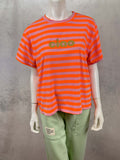 Kurzarmshirt mit neonorangenen und rosa Streifen sowie goldfarbenem Ciao Schriftzug