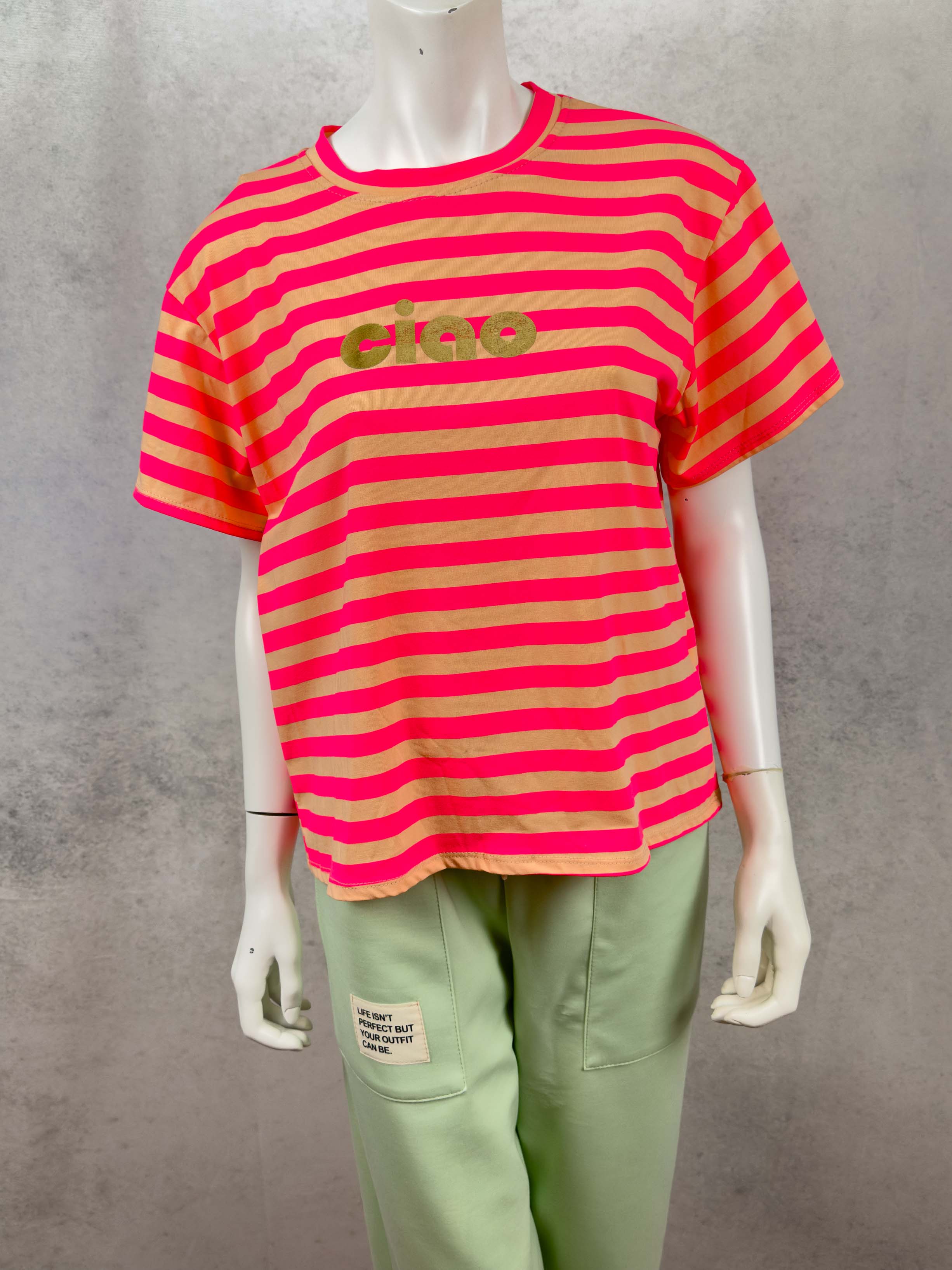 Kurzarmshirt mit neonpinken und beigen Streifen sowie goldfarbenem Ciao Schriftzug