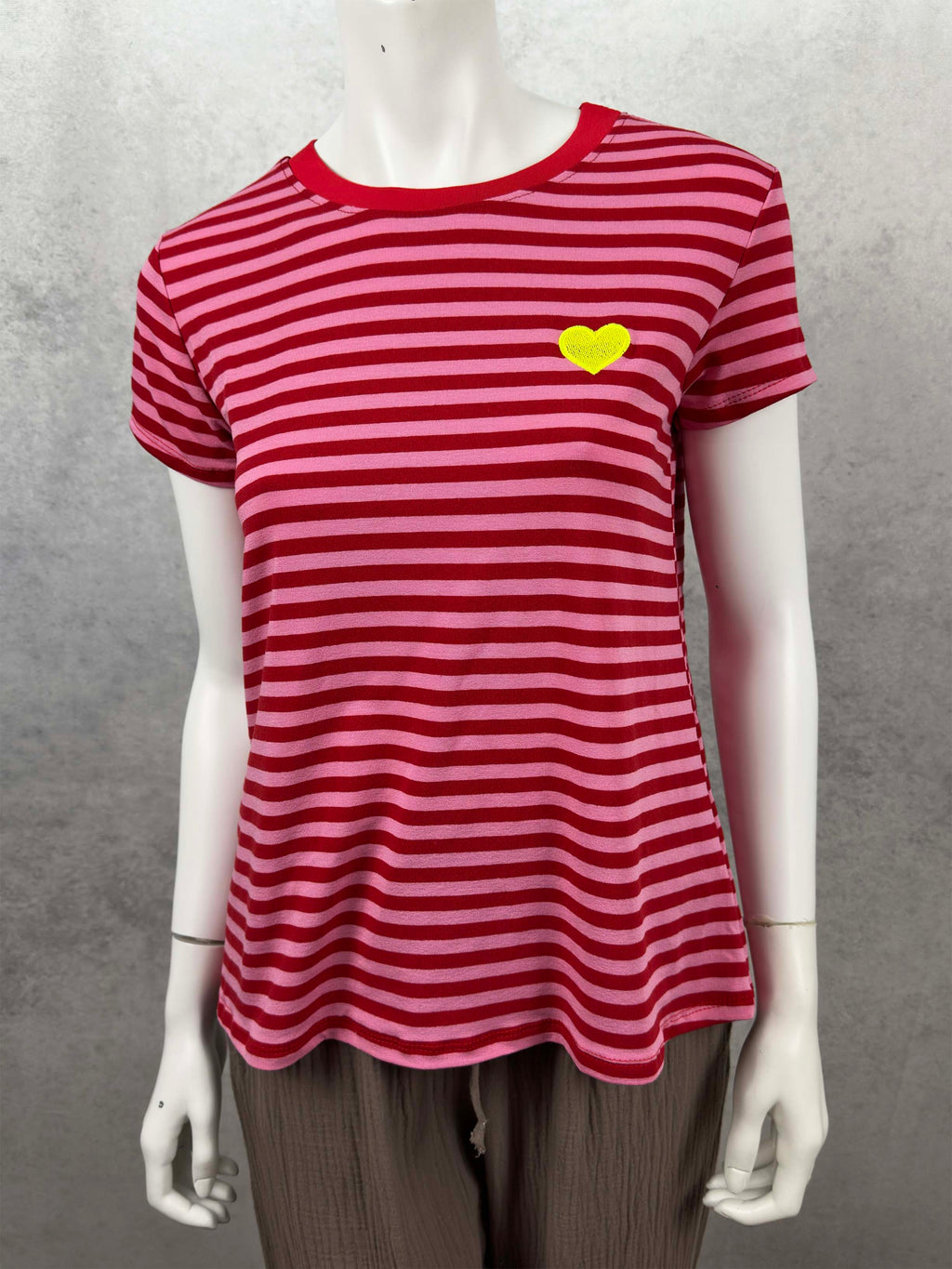 Kurzarm Shirt mit pink roten Streifen und gelbem Herz Patch