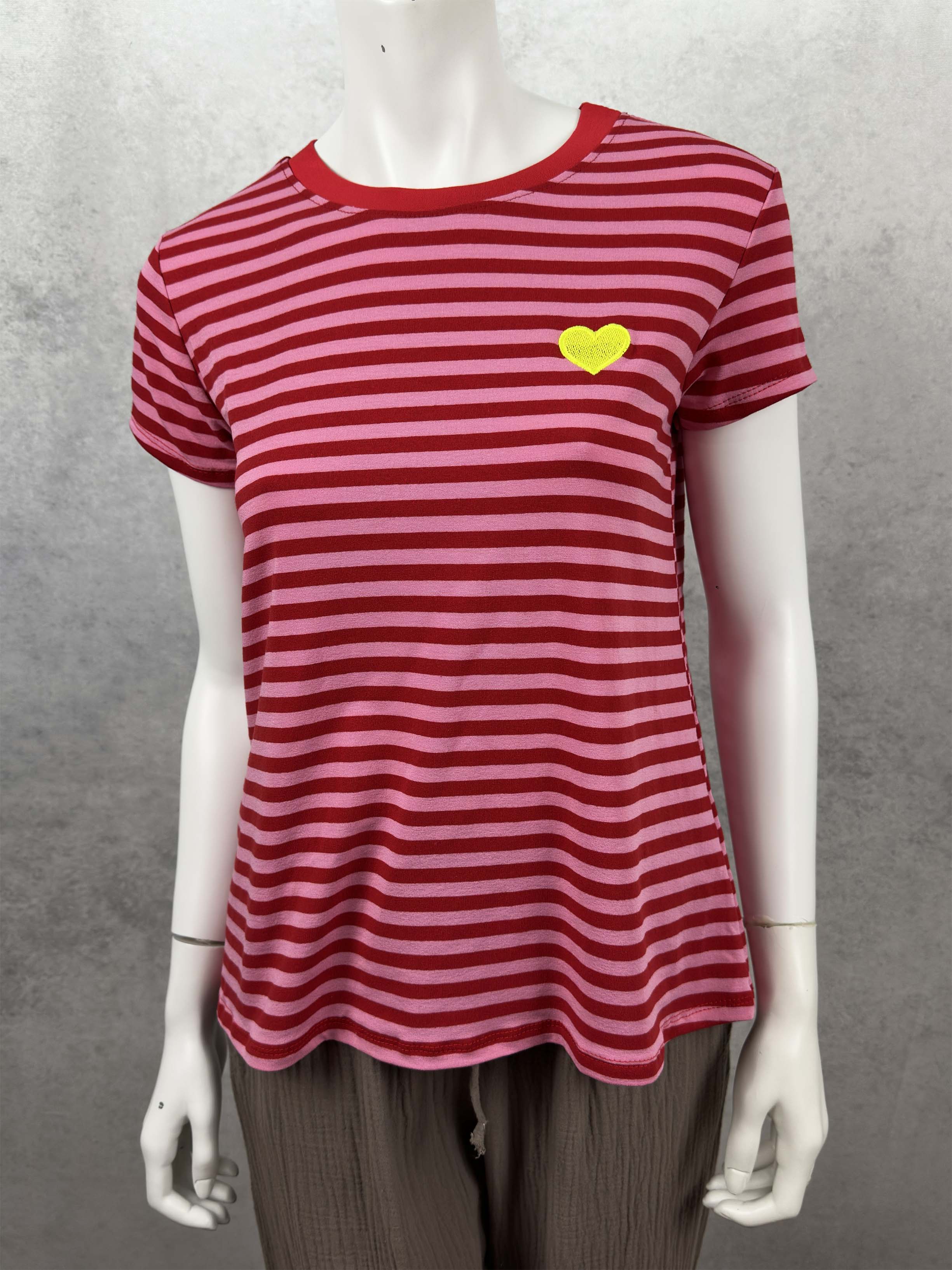 Kurzarm Shirt mit pink roten Streifen und gelbem Herz Patch