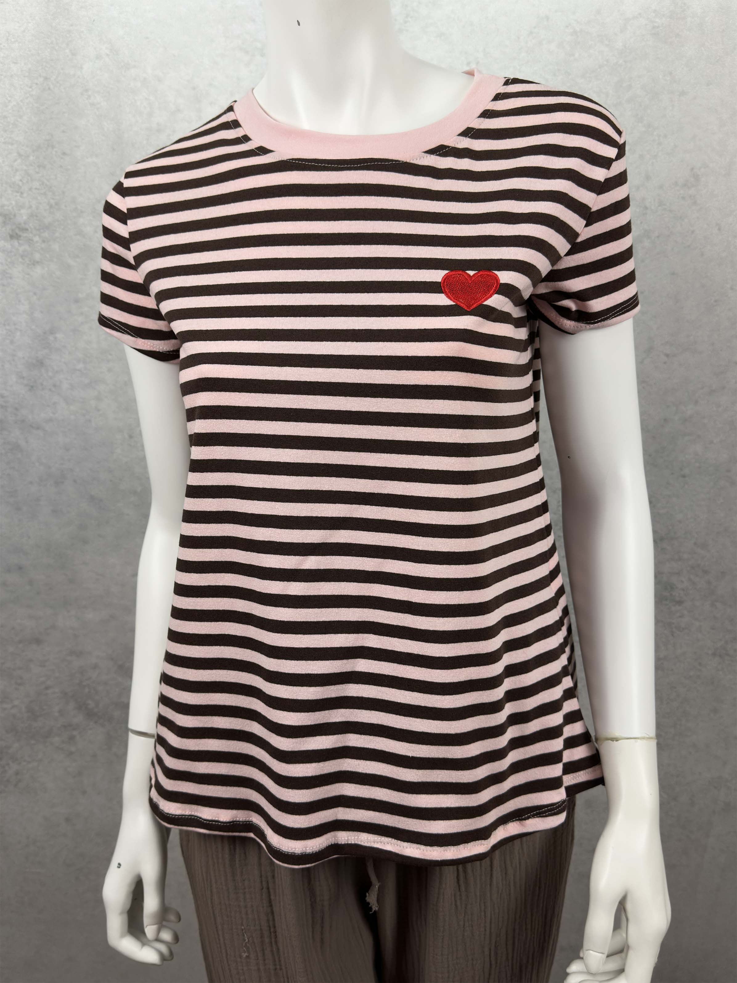 Kurzarm Shirt mit rosa braunen Streifen und rotem Herz Patch
