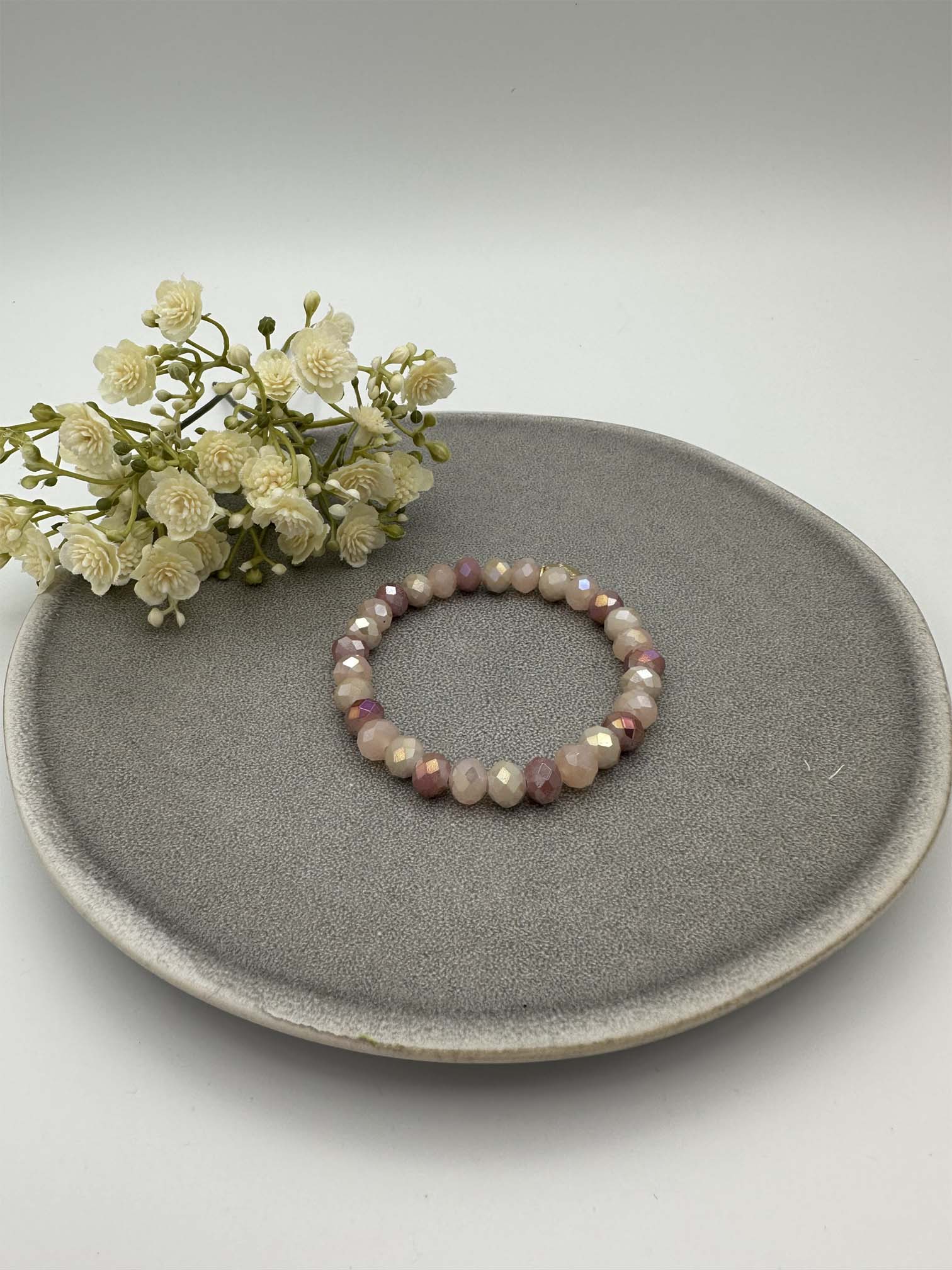 Elastisches Perlenarmband mit facettierten Perlen in Rosa- und Nudetoenen