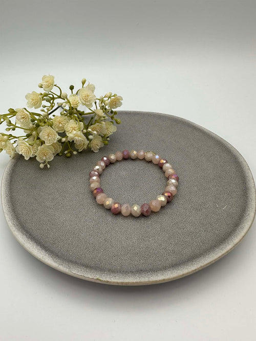 Elastisches Perlenarmband mit facettierten Perlen in Rosa- und Nudetoenen