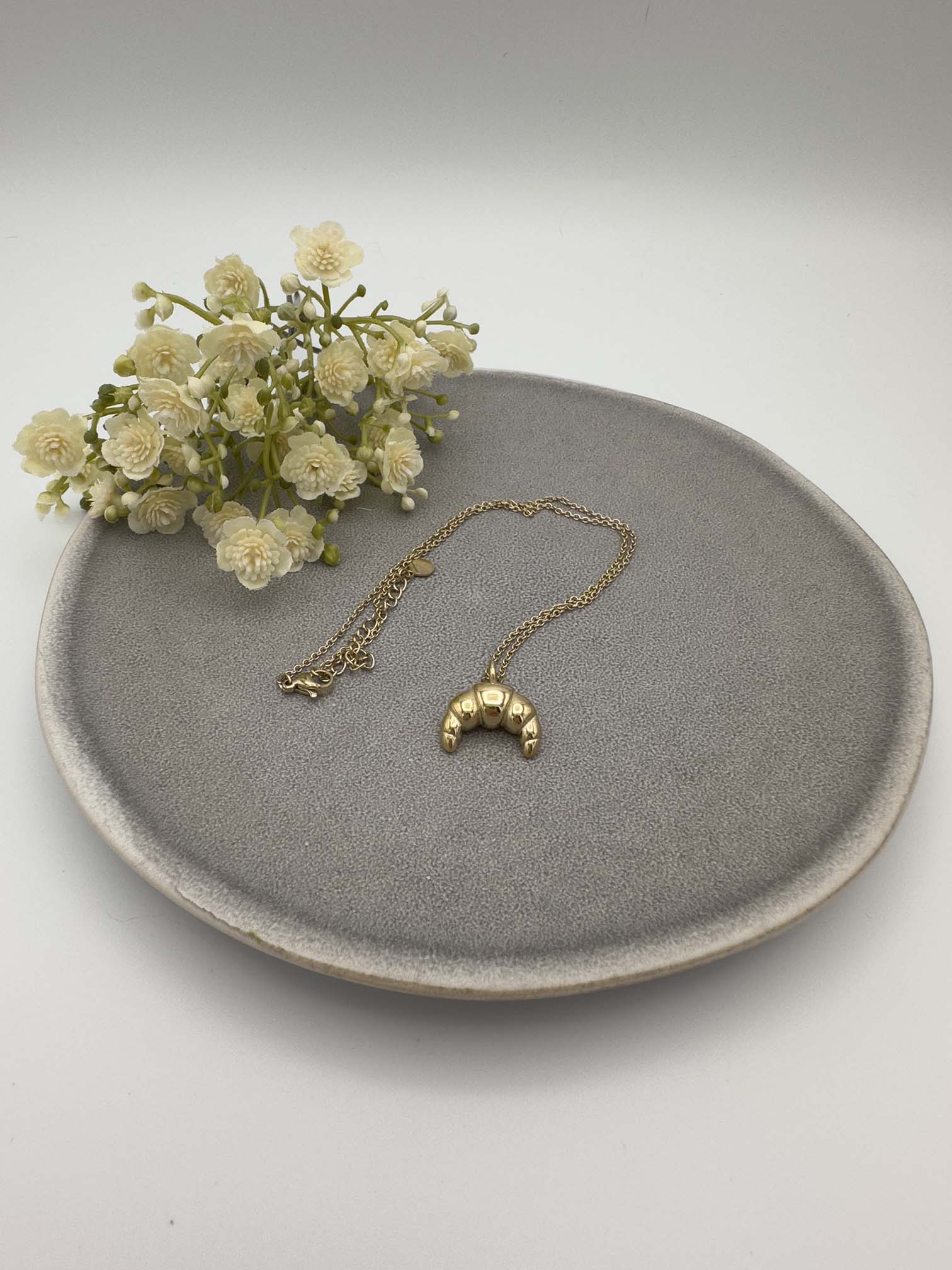 Feine goldfarbene Halskette mit Croissant Anhänger und filigraner Gliederkette
