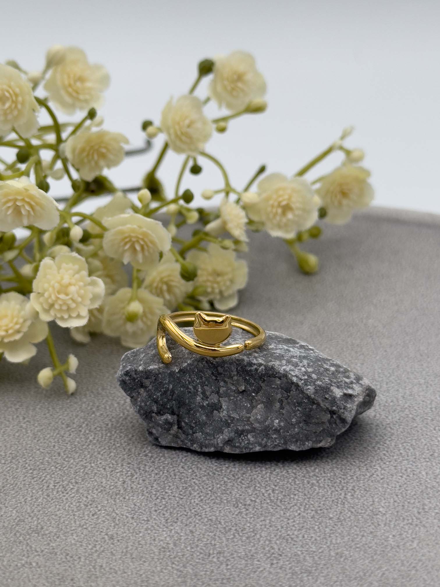 Feiner goldfarbener Ring mit kleinem Katzenkopf Motiv in offener Form