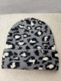 Weiche Strickmütze in Grau mit schwarzem Leopardenmuster und Umschlag