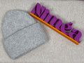 Graue weiche Strickmuetze mit Umschlag