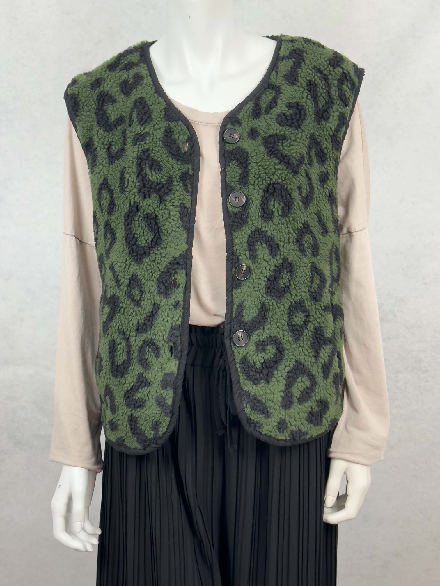 Aermellose Teddy Weste in Gruen mit schwarzem Leo Muster und grossen Knoepfen
