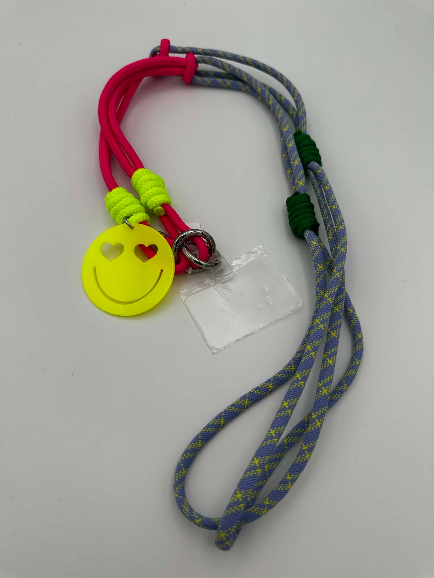 Handykette mit rotem Band, blau gelb  gemustertem Abschnitt, grünen Umwicklungen und gelben Smiley-Anhänger