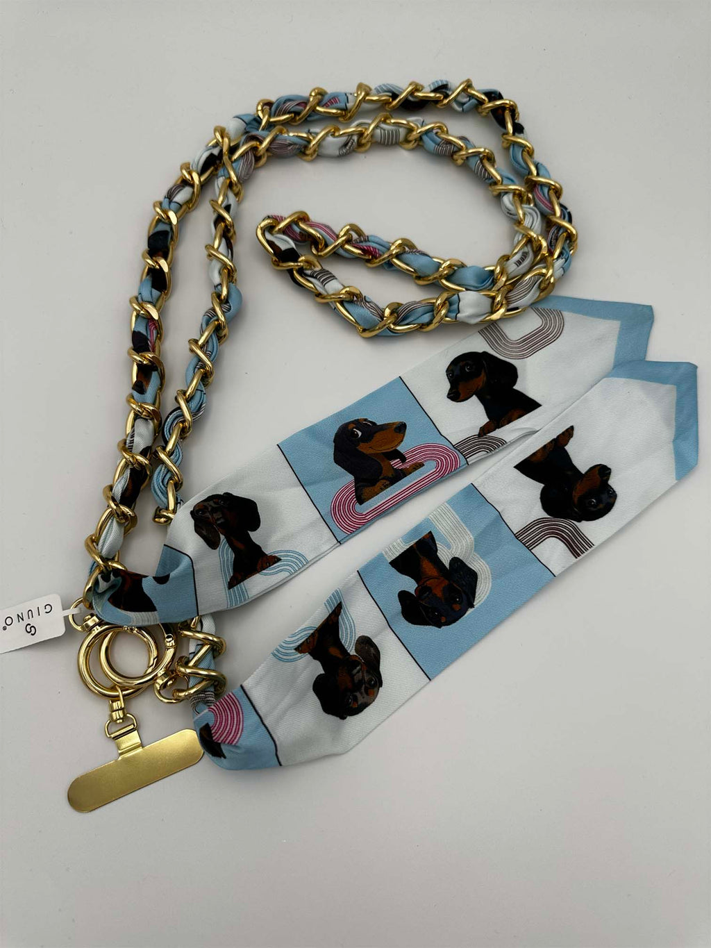 Handykette mit goldfarbener Gliederkette und Stoffband mit Dackel-Print in Hellblau