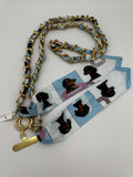 Handykette mit goldfarbener Gliederkette und Stoffband mit Dackel-Print in Hellblau