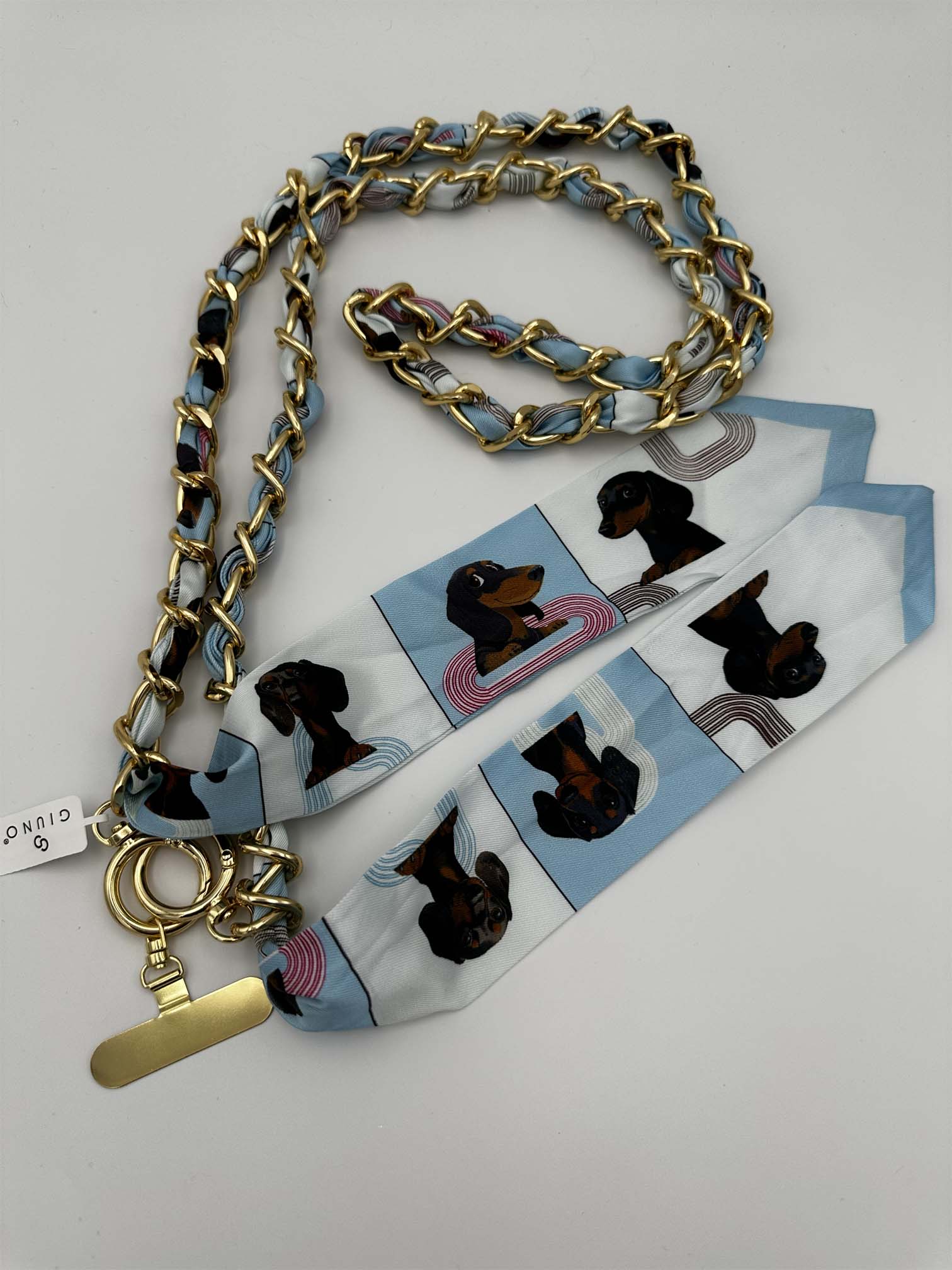 Handykette mit goldfarbener Gliederkette und Stoffband mit Dackel-Print in Hellblau