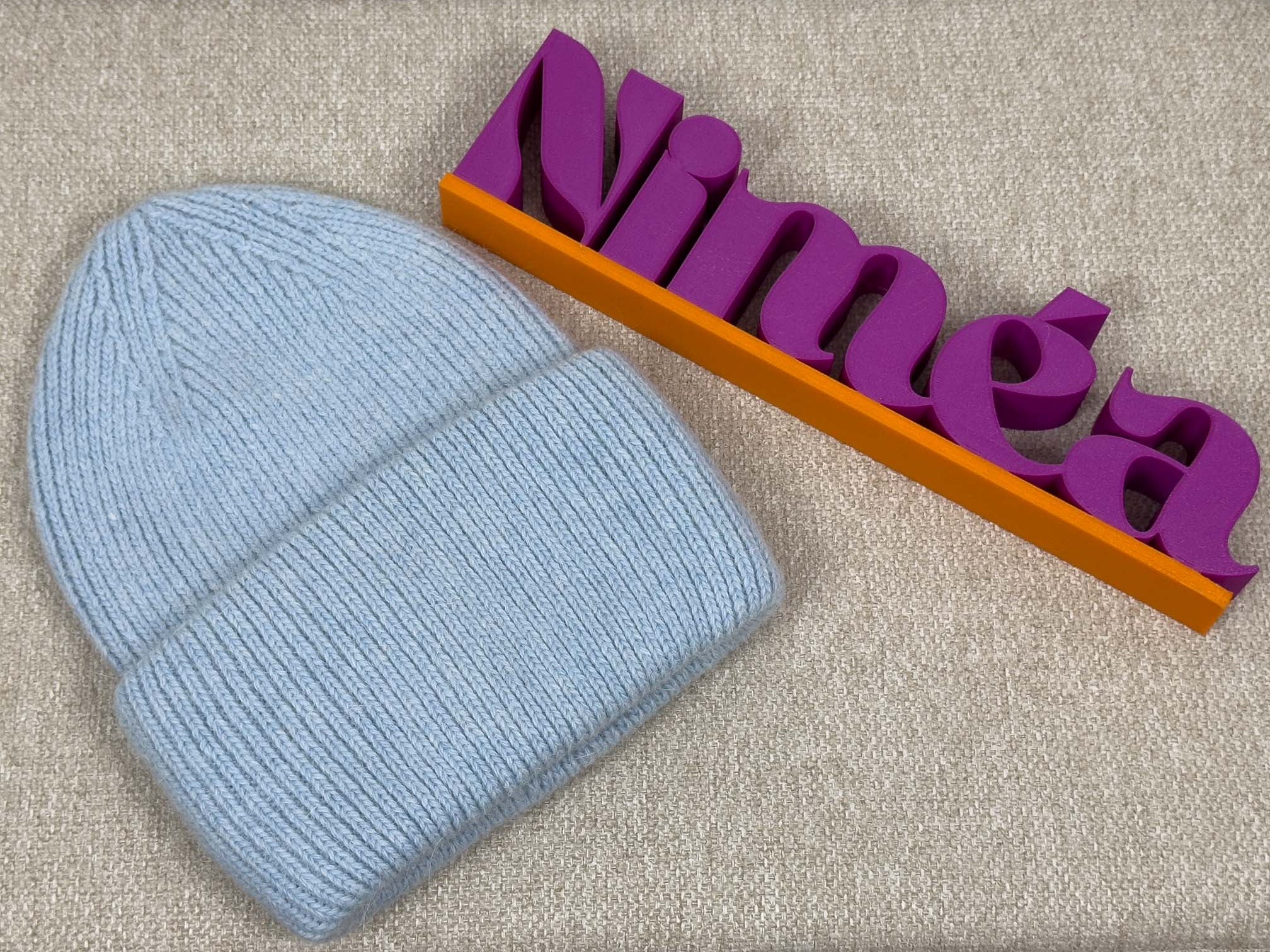 Hellblaue weiche Strickmuetze mit Umschlag