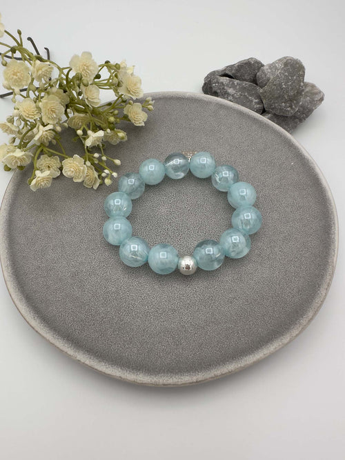Elastisches Armband mit hellblauen Perlen und silberfarbener Kugel