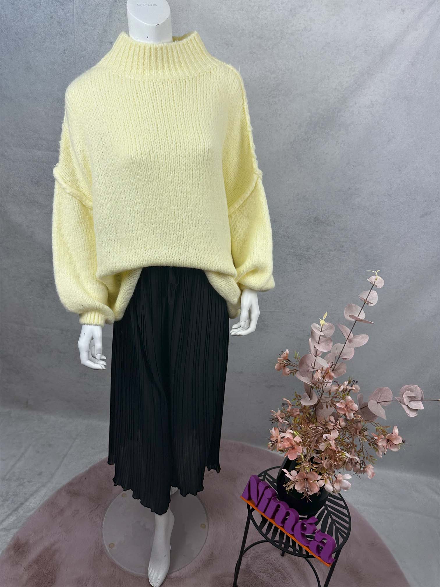 Hellgelber Strickpullover mit Stehkragen und lockerem Oversize Schnitt
