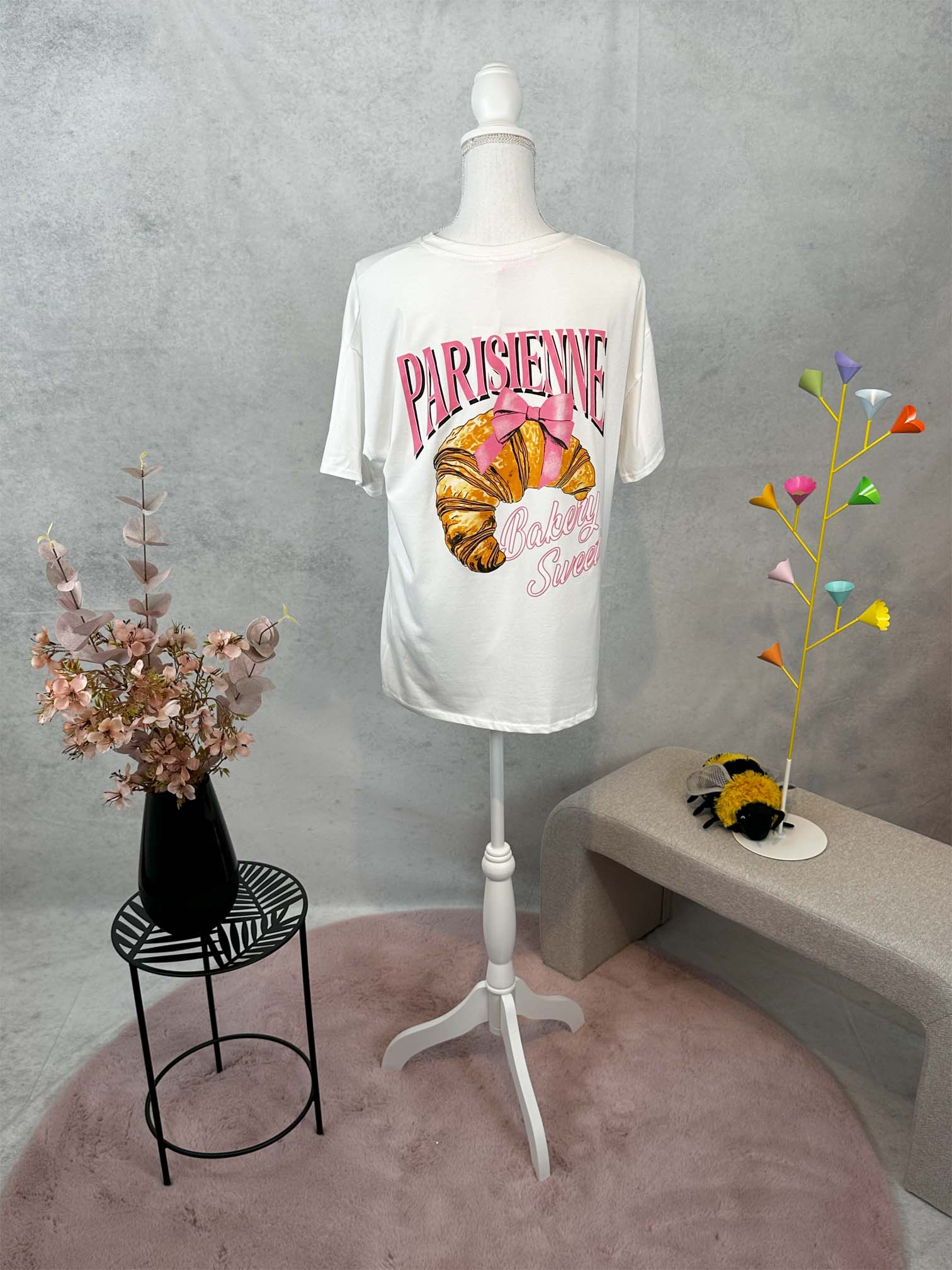 T-Shirt "Croissant mit Schleife"