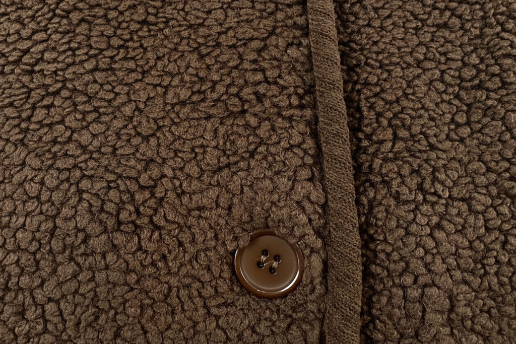 Detailansicht der Knöpfe und Teddy-Stoffstruktur der Jacke „Rosie“