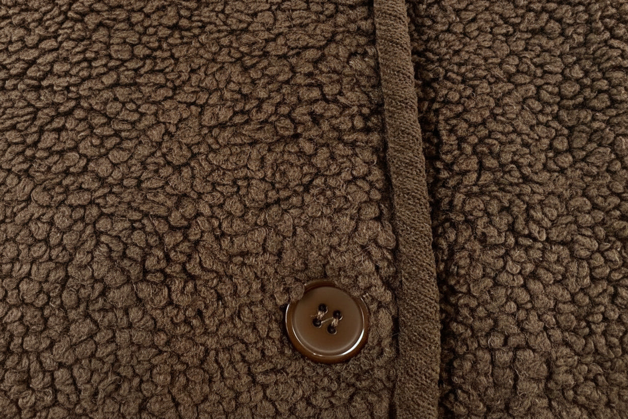 Detailansicht der Knöpfe und Teddy-Stoffstruktur der Jacke „Rosie“