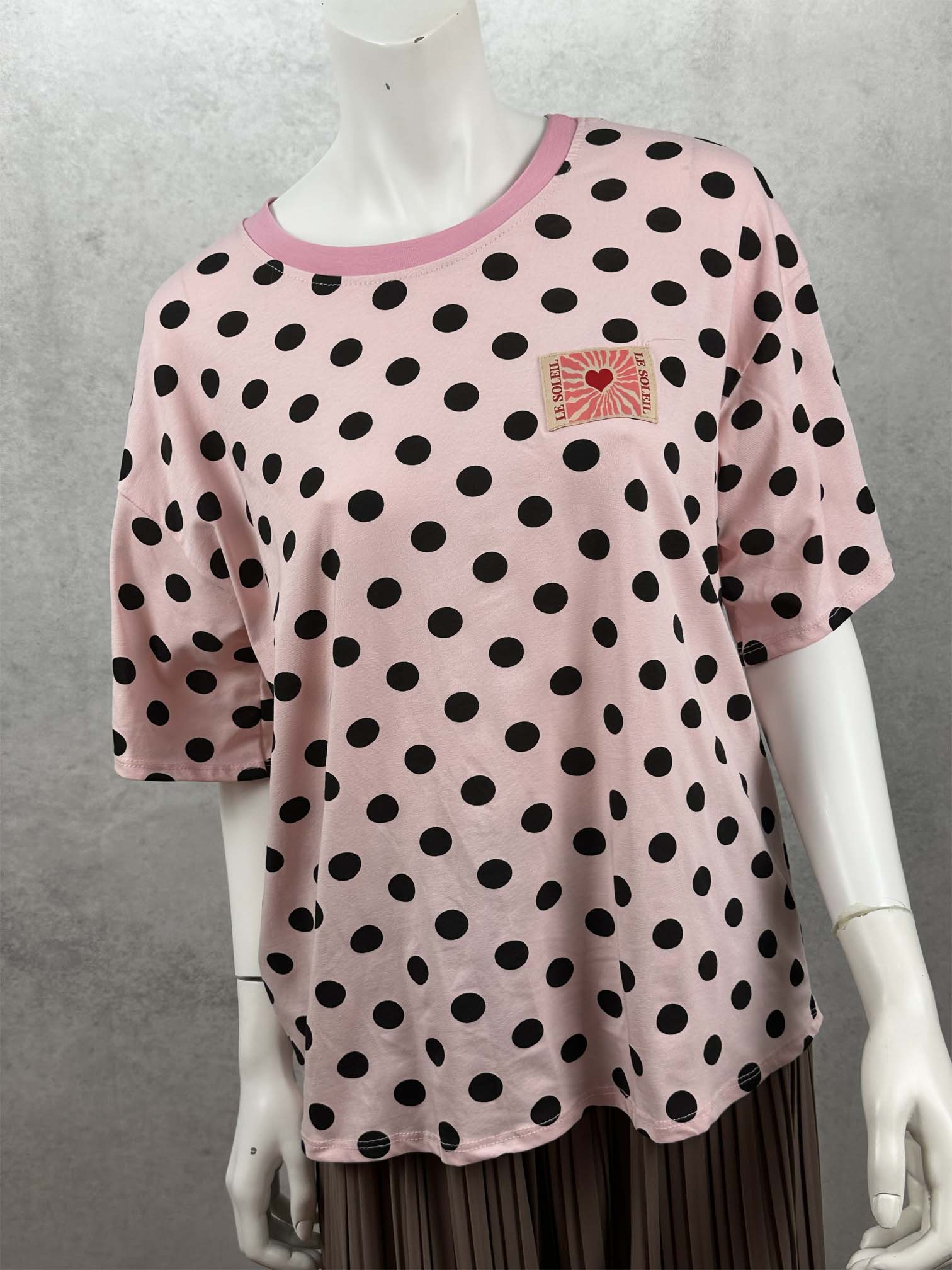 Rosa T Shirt für Damen mit schwarzen Polka Dots und lockerer Passform