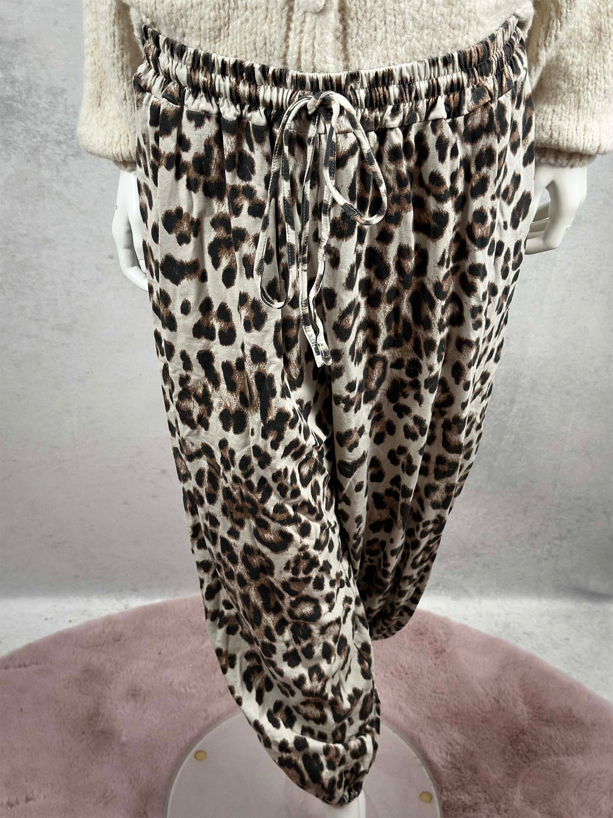 Diese laessige Damen Hose setzt mit ihrem auffaelligen Leo-Print ein modisches Statement. Der elastische Bund und der praktische Tunnelzug sorgen fuer einen bequemen Sitz. Die gerade, locker fallende Passform macht die Hose zum vielseitigen Begleiter fuer entspannte Alltagslooks. Erhaeltlich in klassischem Leo Braun und trendigem Leo Gruen.
