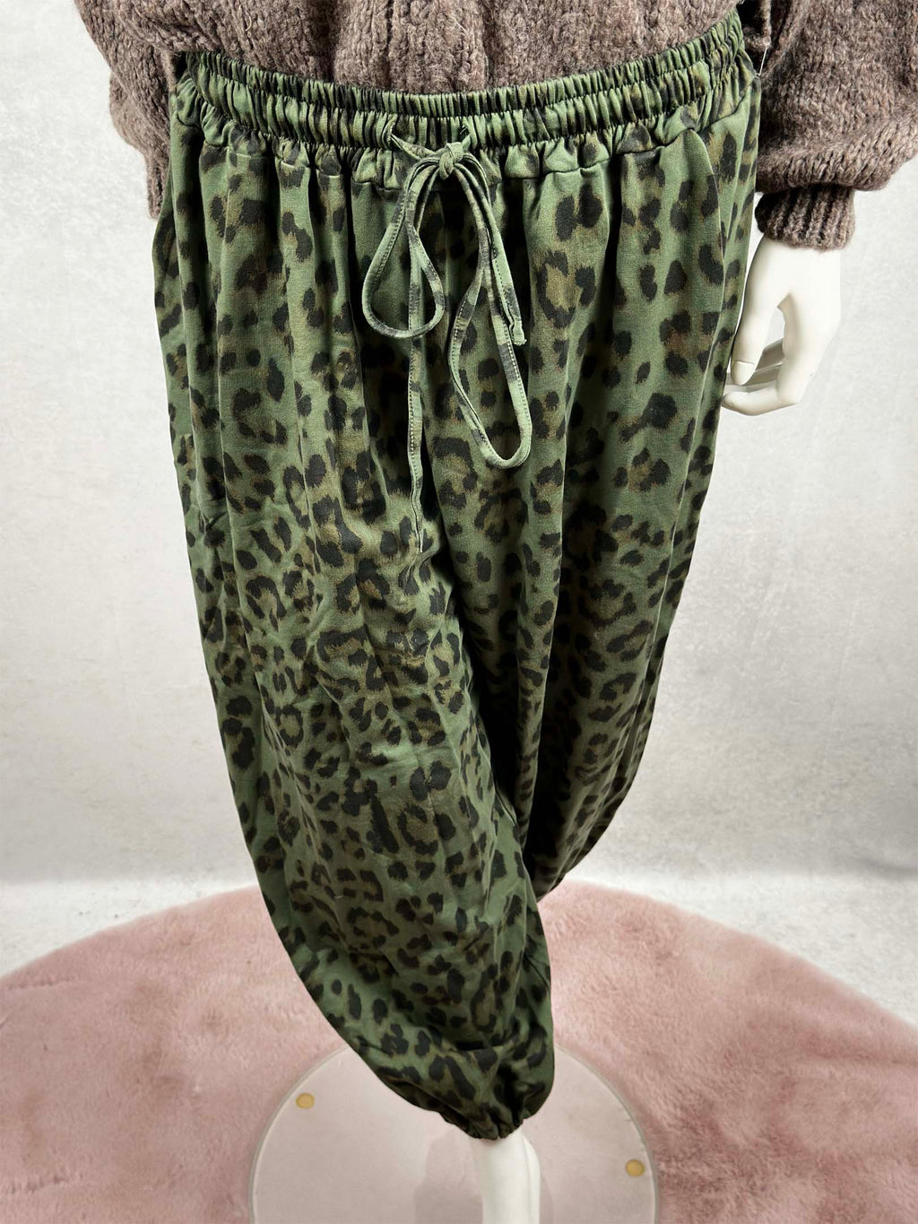 Diese laessige Damen Hose setzt mit ihrem auffaelligen Leo-Print ein modisches Statement. Der elastische Bund und der praktische Tunnelzug sorgen fuer einen bequemen Sitz. Die gerade, locker fallende Passform macht die Hose zum vielseitigen Begleiter fuer entspannte Alltagslooks. Erhaeltlich in klassischem Leo Braun und trendigem Leo Gruen.