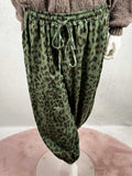 Diese laessige Damen Hose setzt mit ihrem auffaelligen Leo-Print ein modisches Statement. Der elastische Bund und der praktische Tunnelzug sorgen fuer einen bequemen Sitz. Die gerade, locker fallende Passform macht die Hose zum vielseitigen Begleiter fuer entspannte Alltagslooks. Erhaeltlich in klassischem Leo Braun und trendigem Leo Gruen.