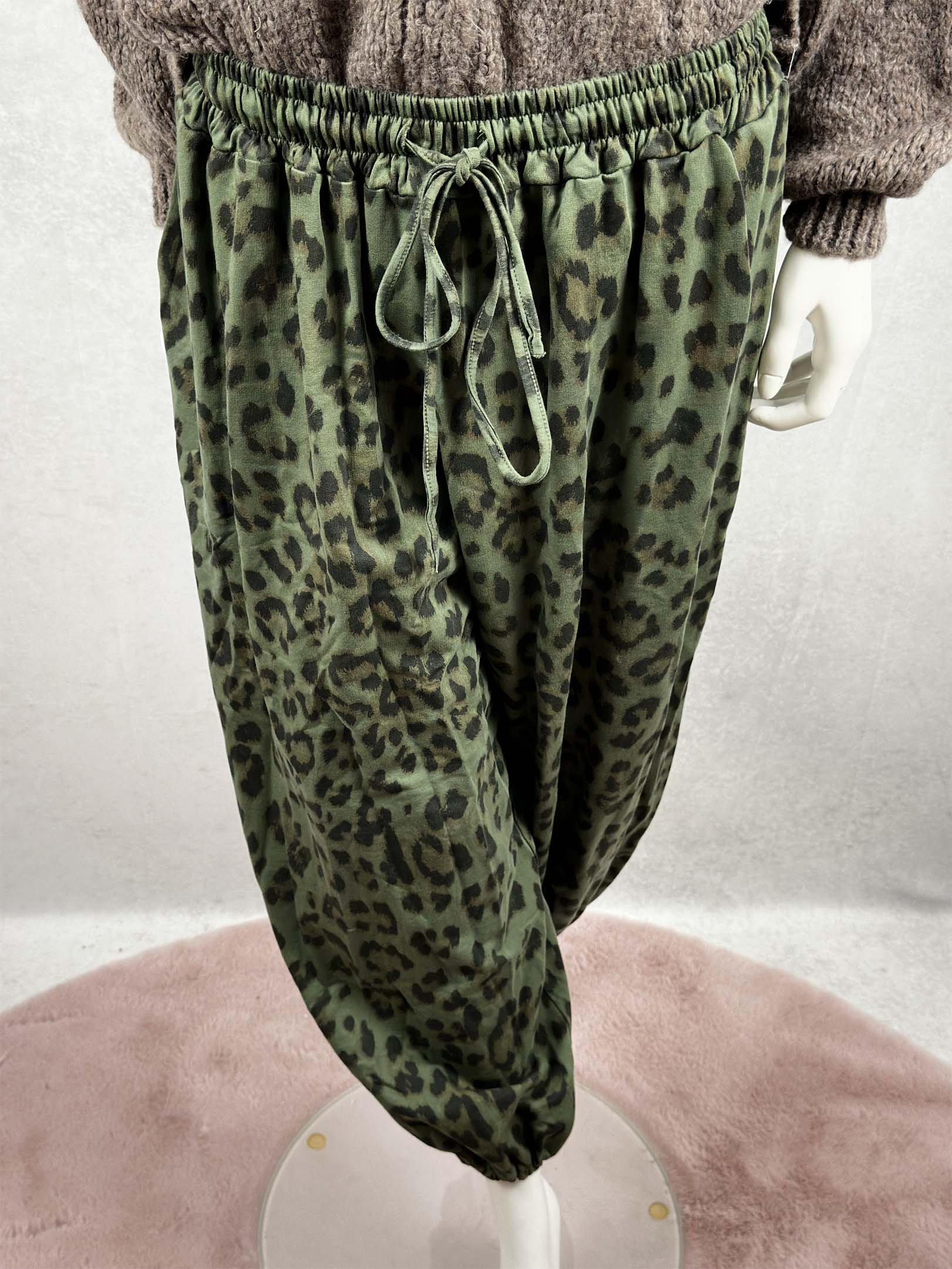Diese laessige Damen Hose setzt mit ihrem auffaelligen Leo-Print ein modisches Statement. Der elastische Bund und der praktische Tunnelzug sorgen fuer einen bequemen Sitz. Die gerade, locker fallende Passform macht die Hose zum vielseitigen Begleiter fuer entspannte Alltagslooks. Erhaeltlich in klassischem Leo Braun und trendigem Leo Gruen.
