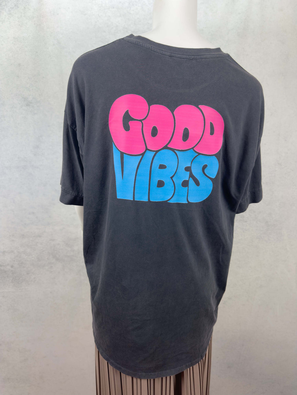 Anthrazitfarbenes oversized damenshirt mit Good Vibes aufdruck