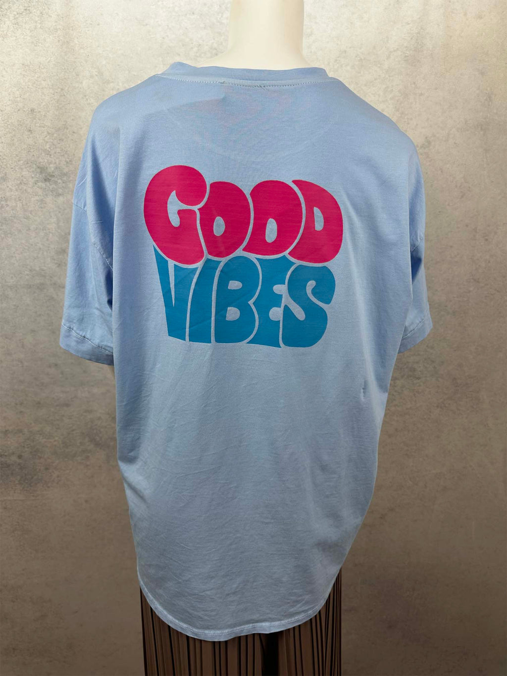 Hellblaues oversized t shirt mit Good Vibes motiv
