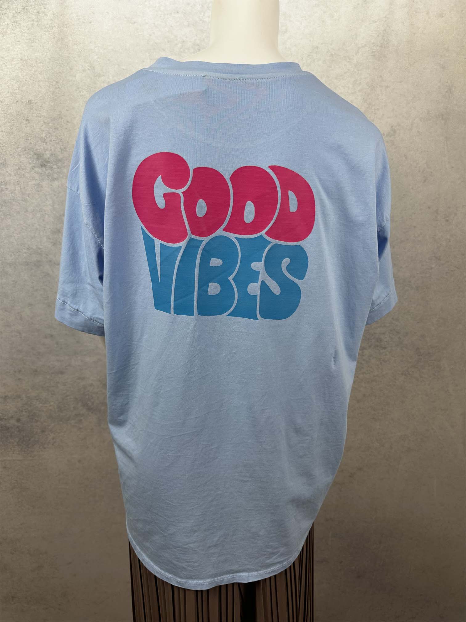 Hellblaues oversized t shirt mit Good Vibes motiv