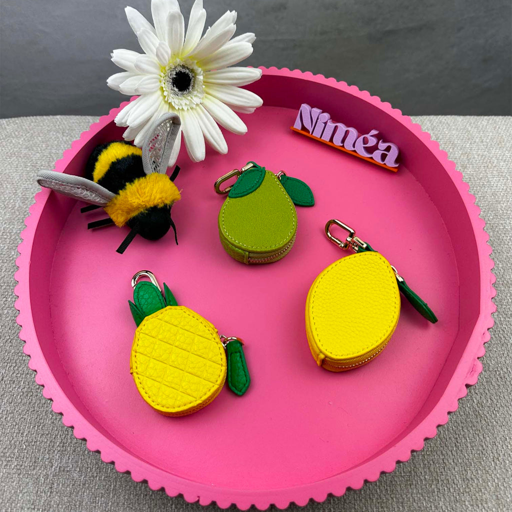 Drei kleine Leder Taschenanhaenger in Form von Ananas, Zitrone und Birne mit Reissverschluss und Karabinerhaken