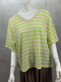 Moderner Strickshirt mit lockerer Passform, femininem V-Ausschnitt und auffaelligen Neonstreifen. Die weiche Strickstruktur und die kurzen Aermel machen ihn zum perfekten Begleiter fuer Fruehling und Sommer.