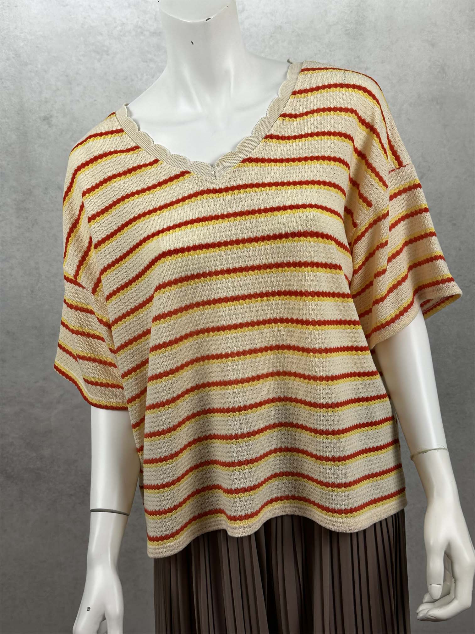 Laessiger Kurzarm Strickshirt mit feiner Struktur, lockerer Passform und dekorativem V-Ausschnitt. Die warmen Orange- und Rottone verleihen dem Modell einen sommerlichen Charakter.